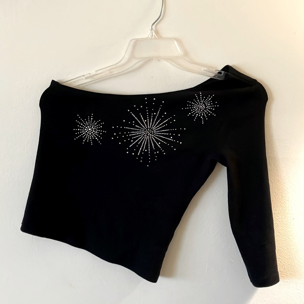 Women Top Brand Forever XX1 Size Large Color Black with design on the front